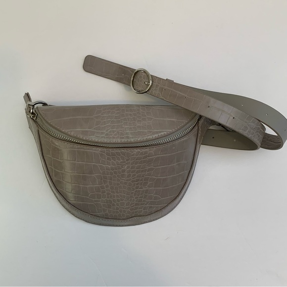 Crocodile-patterned Belt Bag - Picture 4 of 10